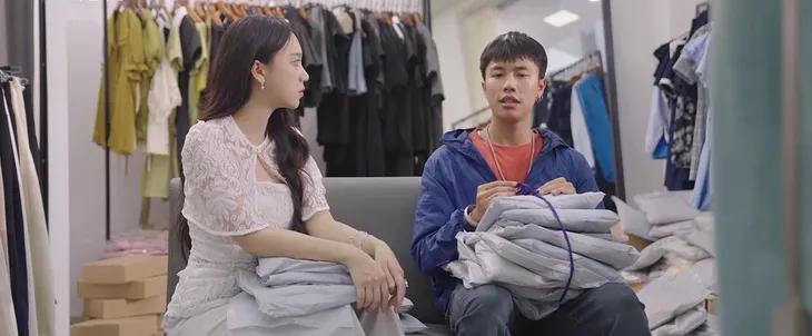 Đi giữa trời rực rỡ - Tập 45: Chải gây ấn tượng với cô chủ shop thời trang - Ảnh 5. Đi giữa trời rực rỡ - Tập 45: Chải gây ấn tượng với cô chủ shop thời trang - Ảnh 5.