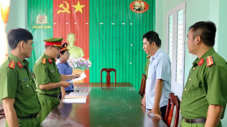 Bắt giam cán bộ địa chính lạm dụng tín nhiệm chiếm đoạt tài sản - Ảnh 1. Bắt giam cán bộ địa chính lạm dụng tín nhiệm chiếm đoạt tài sản - Ảnh 1.