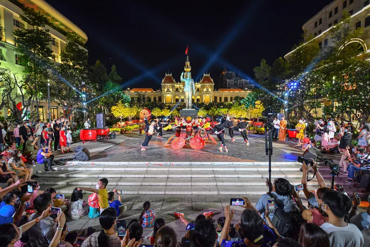 TP Hồ Chí Minh đặt mục tiêu thu hút 6 triệu lượt khách quốc tế trong năm 2024 - Ảnh 1. TP Hồ Chí Minh đặt mục tiêu thu hút 6 triệu lượt khách quốc tế trong năm 2024 - Ảnh 1.