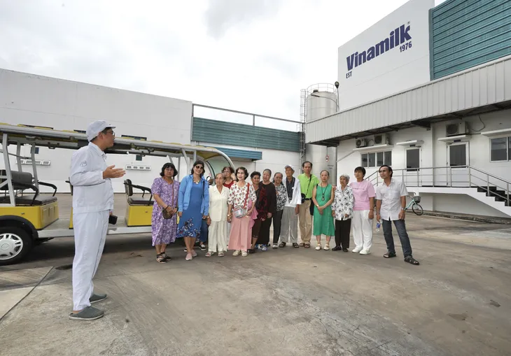Câu lạc bộ sức khỏe người cao tuổi TP Hồ Chí Minh tham quan nhà máy sữa lớn nhất của Vinamilk - Ảnh 1. Câu lạc bộ sức khỏe người cao tuổi TP Hồ Chí Minh tham quan nhà máy sữa lớn nhất của Vinamilk - Ảnh 1.