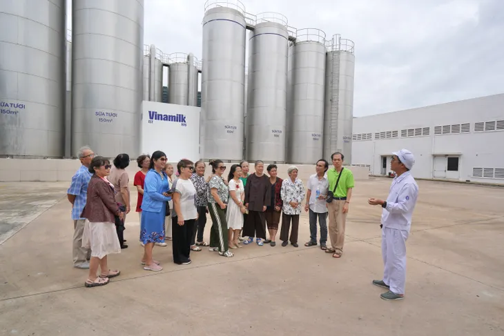Câu lạc bộ sức khỏe người cao tuổi TP Hồ Chí Minh tham quan nhà máy sữa lớn nhất của Vinamilk - Ảnh 2. Câu lạc bộ sức khỏe người cao tuổi TP Hồ Chí Minh tham quan nhà máy sữa lớn nhất của Vinamilk - Ảnh 2.