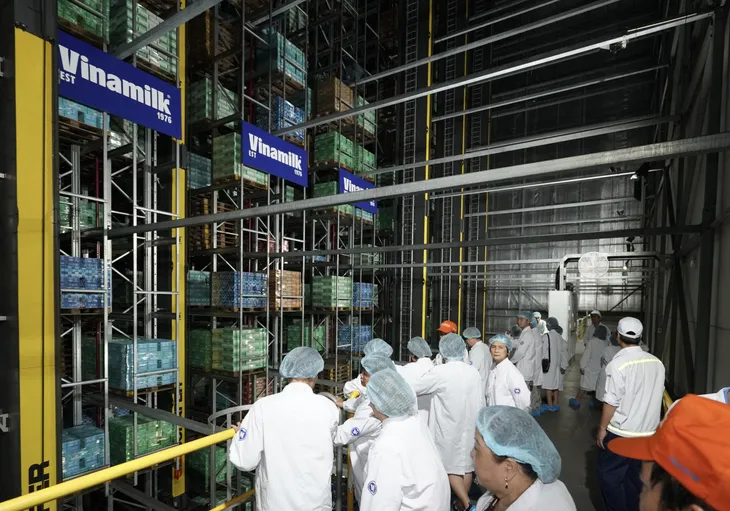 Câu lạc bộ sức khỏe người cao tuổi TP Hồ Chí Minh tham quan nhà máy sữa lớn nhất của Vinamilk - Ảnh 5. Câu lạc bộ sức khỏe người cao tuổi TP Hồ Chí Minh tham quan nhà máy sữa lớn nhất của Vinamilk - Ảnh 5.