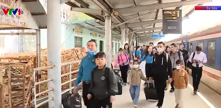 Người lao động được hỗ trợ vé tàu, vé máy bay về quê đón Tết Ất Tỵ - Ảnh 1. Người lao động được hỗ trợ vé tàu, vé máy bay về quê đón Tết Ất Tỵ - Ảnh 1.