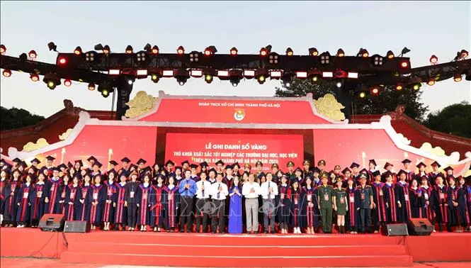 Ghi danh sổ vàng 100 thủ khoa xuất sắc Thủ đô Hà Nội - Ảnh 1. Ghi danh sổ vàng 100 thủ khoa xuất sắc Thủ đô Hà Nội - Ảnh 1.