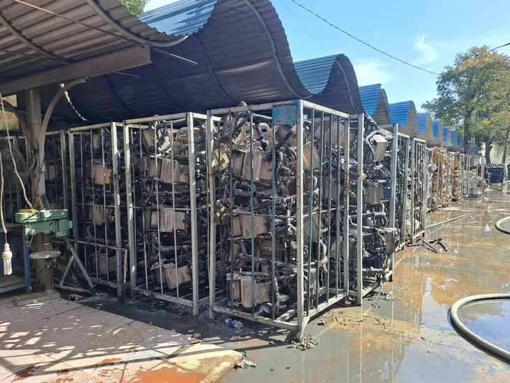 Hơn 5.000 xe điện, linh kiện bị thiêu rụi trong vụ cháy xưởng tại Lạng Sơn - Ảnh 4. Hơn 5.000 xe điện, linh kiện bị thiêu rụi trong vụ cháy xưởng tại Lạng Sơn - Ảnh 4.