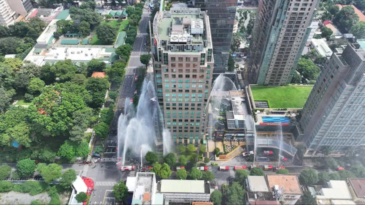 Hàng ngàn người tham gia diễn tập phòng cháy chữa cháy tại toà nhà MPlaza Saigon - Ảnh 1. Hàng ngàn người tham gia diễn tập phòng cháy chữa cháy tại toà nhà MPlaza Saigon - Ảnh 1.