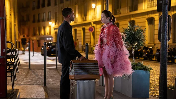 Emily in Paris có mùa 5, sao phim Sex and the City được chờ đợi sẽ góp mặt - Ảnh 2. Emily in Paris có mùa 5, sao phim Sex and the City được chờ đợi sẽ góp mặt - Ảnh 2.