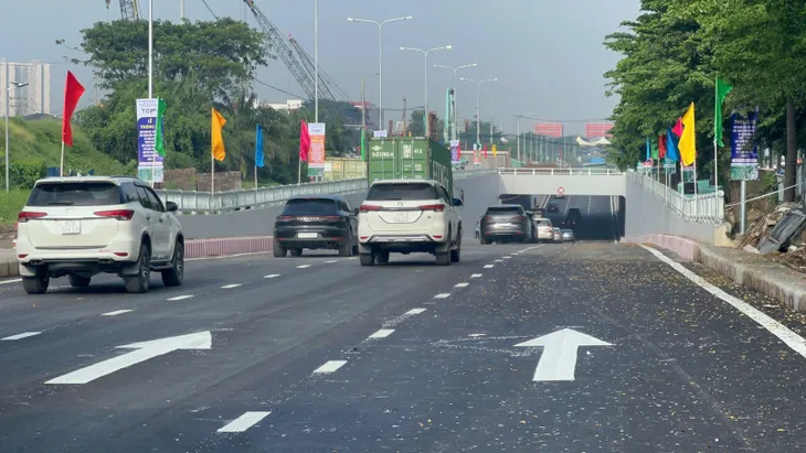 TP Hồ Chí Minh: Thông xe một nhánh hầm chui nút giao Nguyễn Văn Linh - Nguyễn Hữu Thọ - Ảnh 1. TP Hồ Chí Minh: Thông xe một nhánh hầm chui nút giao Nguyễn Văn Linh - Nguyễn Hữu Thọ - Ảnh 1.