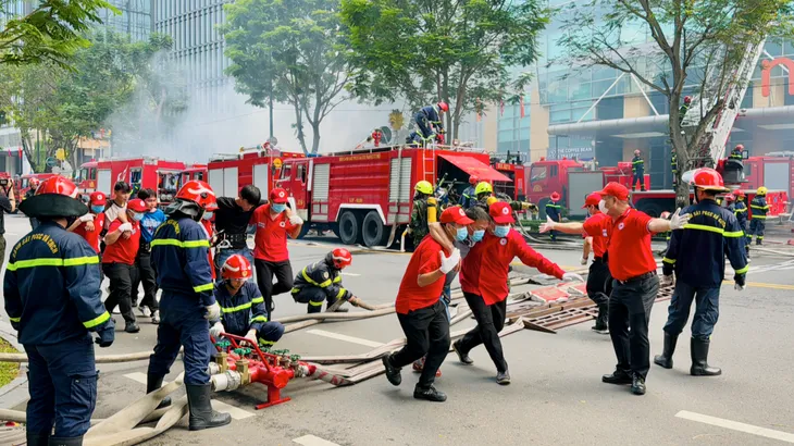 Hàng ngàn người tham gia diễn tập phòng cháy chữa cháy tại toà nhà MPlaza Saigon - Ảnh 7. Hàng ngàn người tham gia diễn tập phòng cháy chữa cháy tại toà nhà MPlaza Saigon - Ảnh 7.