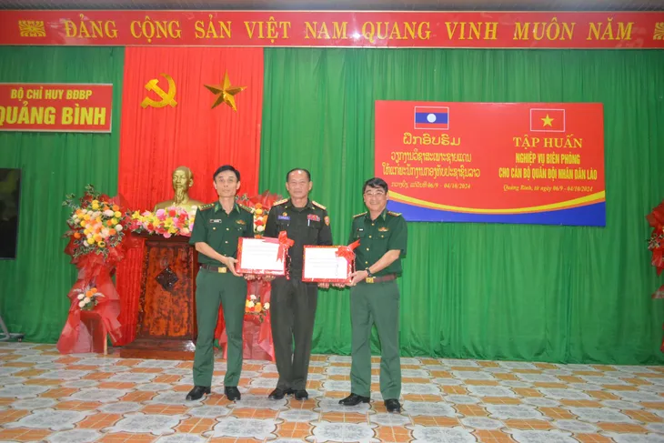 Tập huấn nghiệp vụ biên phòng cho cán bộ quân đội Lào - Ảnh 2. Tập huấn nghiệp vụ biên phòng cho cán bộ quân đội Lào - Ảnh 2.
