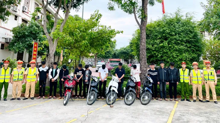 Bắt 14 đối tượng thanh thiếu niên gây rối, tấn công người đi đường - Ảnh 2. Bắt 14 đối tượng thanh thiếu niên gây rối, tấn công người đi đường - Ảnh 2.