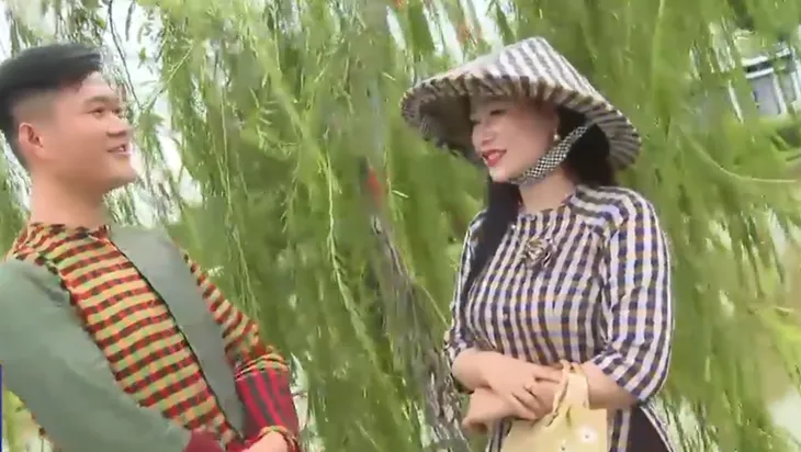 Khúc biến tấu của áo bà ba khăn rằn - Ảnh 1. Khúc biến tấu của áo bà ba khăn rằn - Ảnh 1.