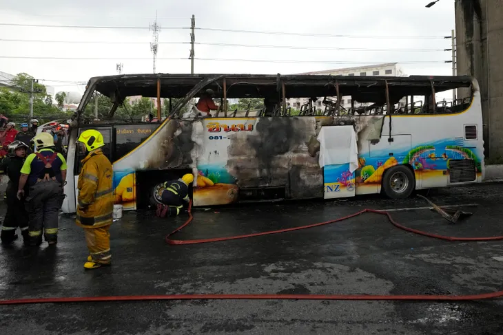 Vụ cháy xe bus tại Thái Lan: Buộc tội người điều hành xe - Ảnh 1. Vụ cháy xe bus tại Thái Lan: Buộc tội người điều hành xe - Ảnh 1.