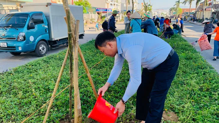 Thành phố Hạ Long đồng loạt xây dựng thành phố hoa, thành phố xanh sau bão - Ảnh 14. Thành phố Hạ Long đồng loạt xây dựng thành phố hoa, thành phố xanh sau bão - Ảnh 14.
