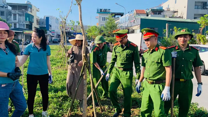 Thành phố Hạ Long đồng loạt xây dựng thành phố hoa, thành phố xanh sau bão - Ảnh 11. Thành phố Hạ Long đồng loạt xây dựng thành phố hoa, thành phố xanh sau bão - Ảnh 11.