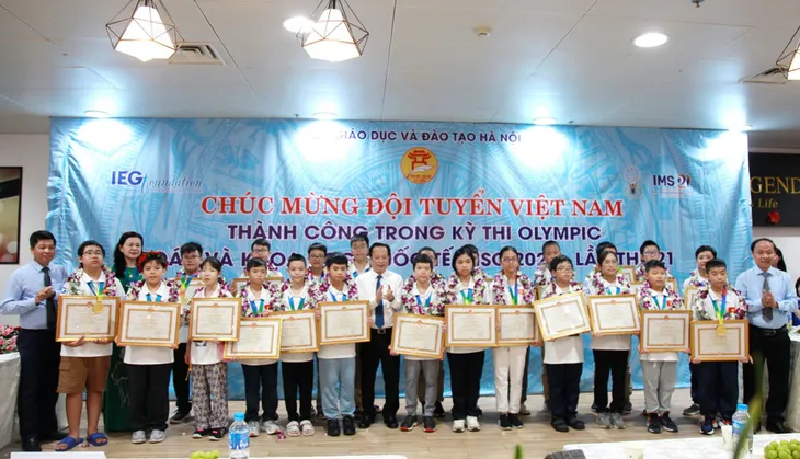 9 học sinh giành huy chương vàng Toán và Khoa học quốc tế - Ảnh 1. 9 học sinh giành huy chương vàng Toán và Khoa học quốc tế - Ảnh 1.