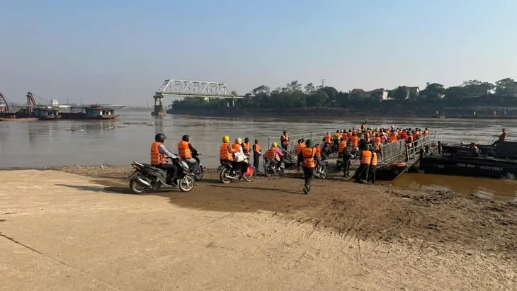 Phú Thọ: Tạm dừng hoạt động của phà chuẩn bị lắp cầu phao Phong Châu - Ảnh 1. Phú Thọ: Tạm dừng hoạt động của phà chuẩn bị lắp cầu phao Phong Châu - Ảnh 1.