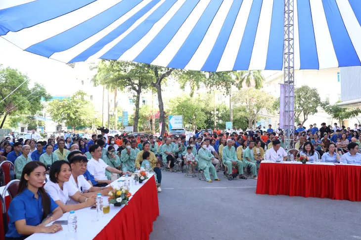 Mang âm nhạc tới bệnh viện: Liều thuốc tinh thần ý nghĩa với người bệnh - Ảnh 1. Mang âm nhạc tới bệnh viện: Liều thuốc tinh thần ý nghĩa với người bệnh - Ảnh 1.