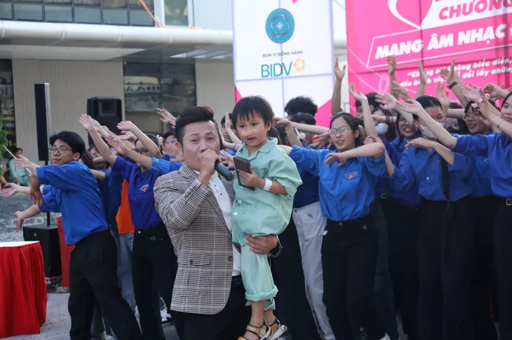 Mang âm nhạc tới bệnh viện: Liều thuốc tinh thần ý nghĩa với người bệnh - Ảnh 5. Mang âm nhạc tới bệnh viện: Liều thuốc tinh thần ý nghĩa với người bệnh - Ảnh 5.