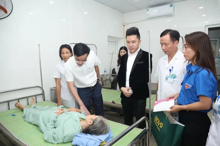 Mang âm nhạc tới bệnh viện: Liều thuốc tinh thần ý nghĩa với người bệnh - Ảnh 2. Mang âm nhạc tới bệnh viện: Liều thuốc tinh thần ý nghĩa với người bệnh - Ảnh 2.
