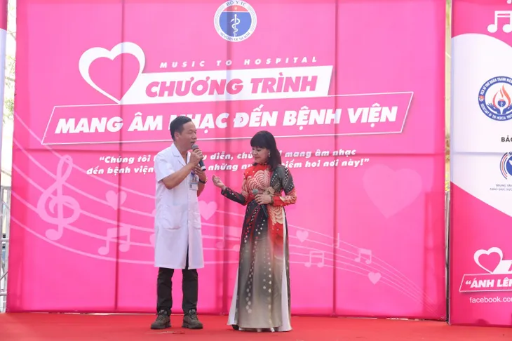 Mang âm nhạc tới bệnh viện: Liều thuốc tinh thần ý nghĩa với người bệnh - Ảnh 4. Mang âm nhạc tới bệnh viện: Liều thuốc tinh thần ý nghĩa với người bệnh - Ảnh 4.