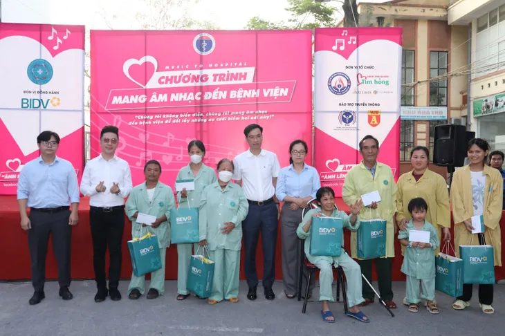 Mang âm nhạc tới bệnh viện: Liều thuốc tinh thần ý nghĩa với người bệnh - Ảnh 8. Mang âm nhạc tới bệnh viện: Liều thuốc tinh thần ý nghĩa với người bệnh - Ảnh 8.