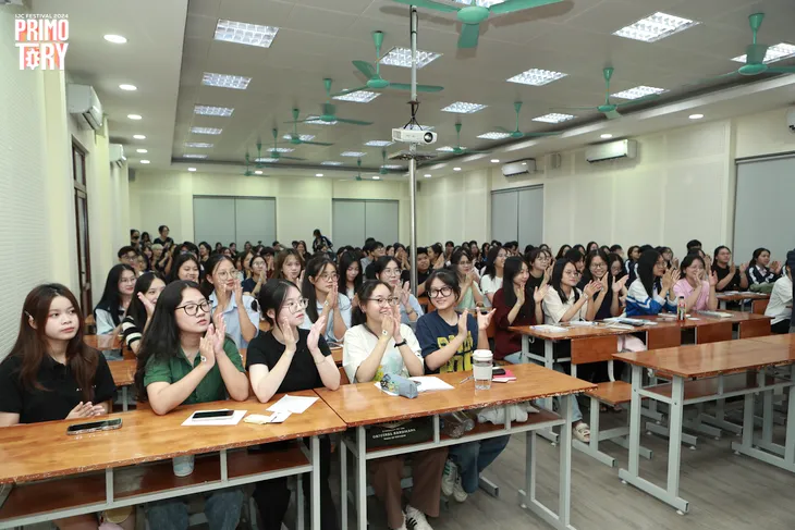 BTV Hạnh Phúc, nhà báo Trường Sơn giao lưu với sinh viên Báo chí qua workshop “Zoom In khám phá, Zoom Out sáng tạo” - Ảnh 1. BTV Hạnh Phúc, nhà báo Trường Sơn giao lưu với sinh viên Báo chí qua workshop “Zoom In khám phá, Zoom Out sáng tạo” - Ảnh 1.