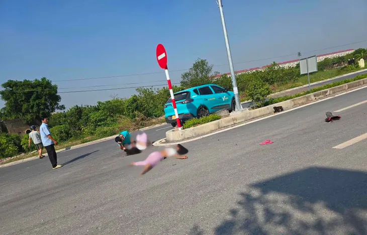 Taxi “phóng như bay” qua nút giao, đâm văng 2 người đi xe đạp điện - Ảnh 1. Taxi “phóng như bay” qua nút giao, đâm văng 2 người đi xe đạp điện - Ảnh 1.