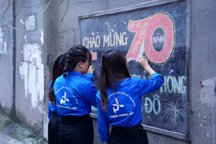 Người trẻ “khoác áo mới” cho những bảng tin tổ dân phố tại Hà Nội - Ảnh 4. Người trẻ “khoác áo mới” cho những bảng tin tổ dân phố tại Hà Nội - Ảnh 4.