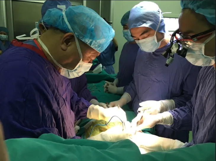Đôi tay vàng trong ngành phẫu thuật cột sống được trao danh hiệu Công dân ưu tú thủ đô - Ảnh 4. Đôi tay vàng trong ngành phẫu thuật cột sống được trao danh hiệu Công dân ưu tú thủ đô - Ảnh 4.