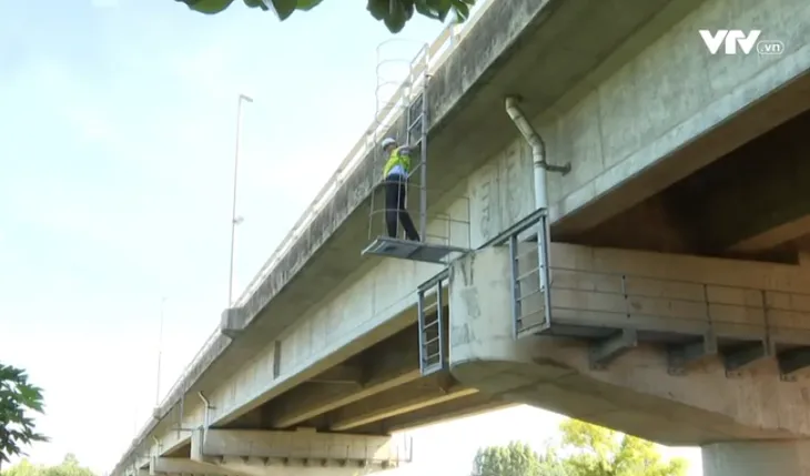 20.000 m3 đất sạt lở, cầu Móng Sến ở Lào Cai tê liệt - Ảnh 3. 20.000 m3 đất sạt lở, cầu Móng Sến ở Lào Cai tê liệt - Ảnh 3.