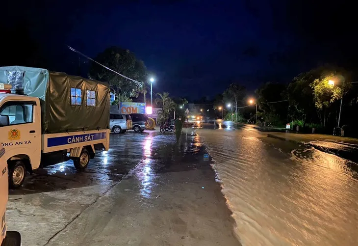 Mưa lớn gây ngập sâu ở Lâm Đồng, người dân phải leo lên mái nhà - Ảnh 5. Mưa lớn gây ngập sâu ở Lâm Đồng, người dân phải leo lên mái nhà - Ảnh 5.