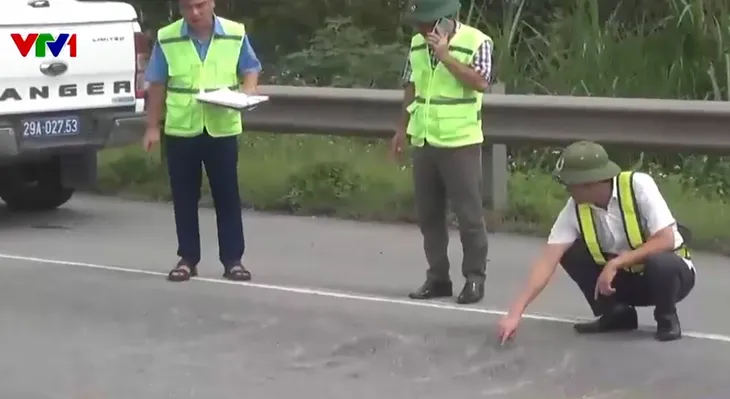 Cao tốc Nội Bài - Lào Cai bong tróc, trồi lún, nhiều đoạn nổi “sống trâu” - Ảnh 1. Cao tốc Nội Bài - Lào Cai bong tróc, trồi lún, nhiều đoạn nổi “sống trâu” - Ảnh 1.