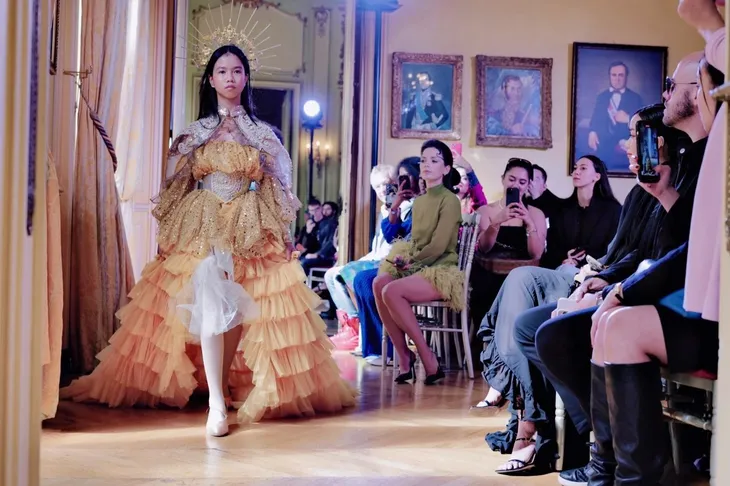 Ivy Nguyễn - Gương mặt mẫu nhí tài năng, nhiều triển vọng tại Paris Fashion Week 2025 - Ảnh 1. Ivy Nguyễn - Gương mặt mẫu nhí tài năng, nhiều triển vọng tại Paris Fashion Week 2025 - Ảnh 1.