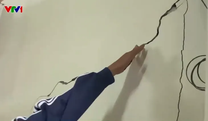 Nhiều nhà dân sụt lún, nghiêng do thi công trạm bơm ngầm - Ảnh 1. Nhiều nhà dân sụt lún, nghiêng do thi công trạm bơm ngầm - Ảnh 1.