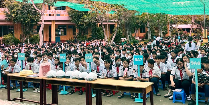 An Giang: Tuyên truyền pháp luật về trật tự an toàn giao thông cho học sinh - Ảnh 1. An Giang: Tuyên truyền pháp luật về trật tự an toàn giao thông cho học sinh - Ảnh 1.