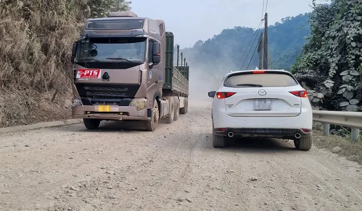 70 km Quốc lộ 14D xuống cấp nghiêm trọng, mặt đường bị băm nát - Ảnh 1. 70 km Quốc lộ 14D xuống cấp nghiêm trọng, mặt đường bị băm nát - Ảnh 1.