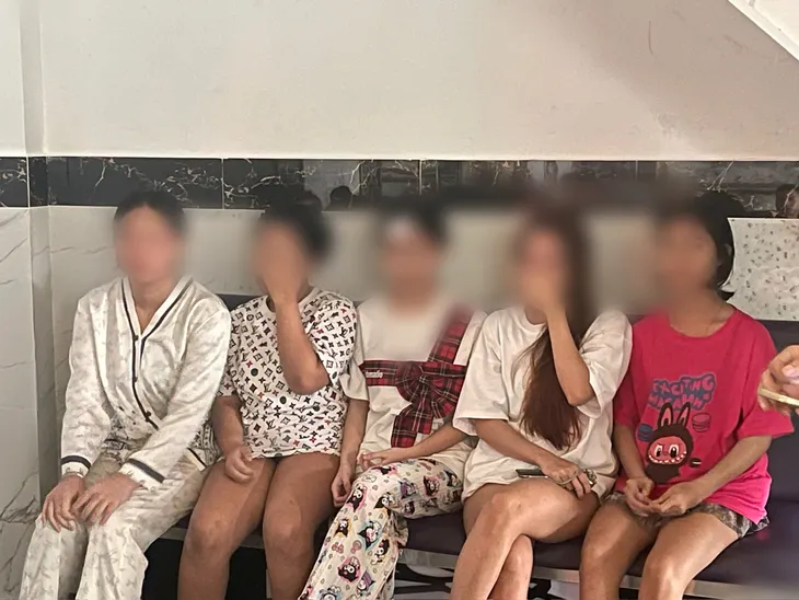 Bắt 5 đối tượng giam lỏng 6 nữ nhân viên tại cơ sở massage, nhà nghỉ - Ảnh 2. Bắt 5 đối tượng giam lỏng 6 nữ nhân viên tại cơ sở massage, nhà nghỉ - Ảnh 2.