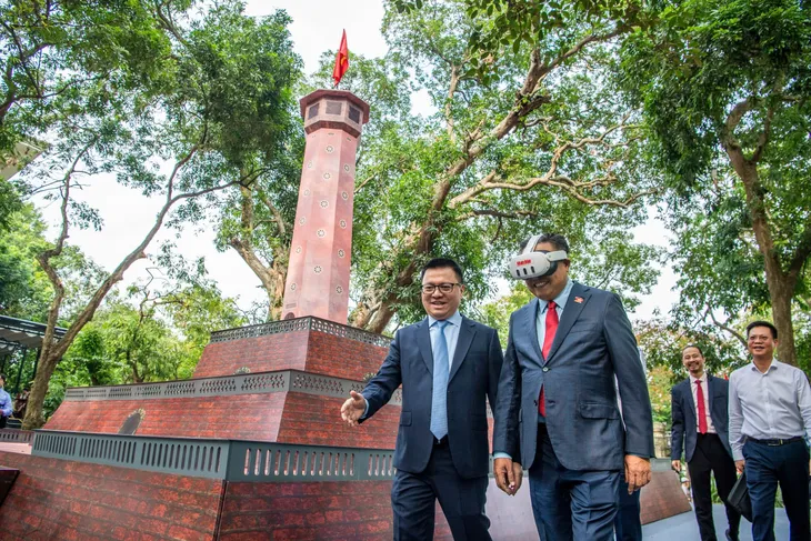 Khai mạc Triển lãm tương tác Cột cờ Hà Nội kỷ niệm 70 năm Ngày Giải phóng Thủ đô - Ảnh 2. Khai mạc Triển lãm tương tác Cột cờ Hà Nội kỷ niệm 70 năm Ngày Giải phóng Thủ đô - Ảnh 2.