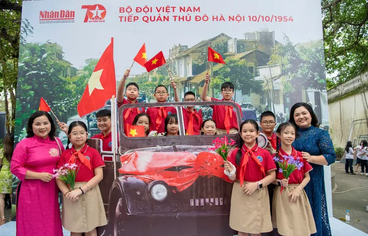 Khai mạc Triển lãm tương tác Cột cờ Hà Nội kỷ niệm 70 năm Ngày Giải phóng Thủ đô - Ảnh 4. Khai mạc Triển lãm tương tác Cột cờ Hà Nội kỷ niệm 70 năm Ngày Giải phóng Thủ đô - Ảnh 4.