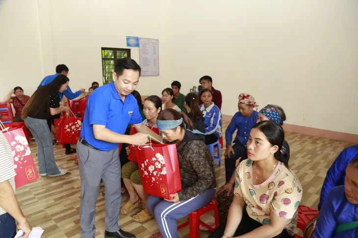 Đoàn công tác Quỹ Tấm lòng Việt thăm tặng quà người dân thôn Làng Nủ và thôn Nậm Tông - Ảnh 5.