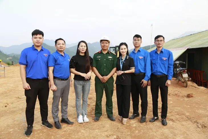 Đoàn công tác Quỹ Tấm lòng Việt thăm tặng quà người dân thôn Làng Nủ và thôn Nậm Tông - Ảnh 2.