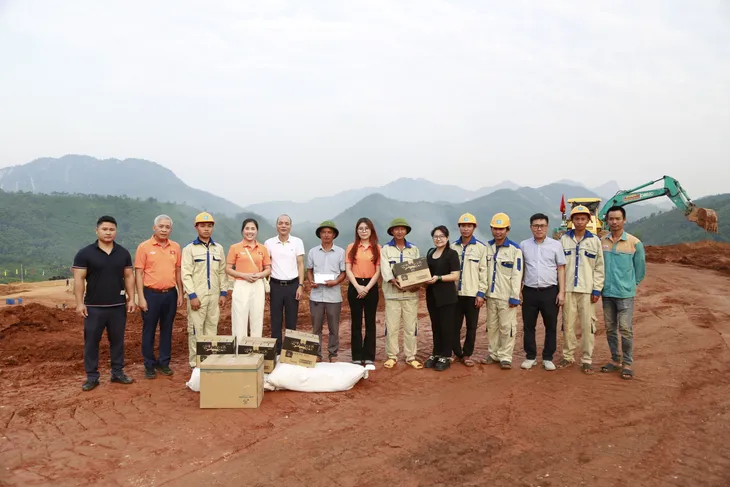 Đoàn công tác Quỹ Tấm lòng Việt thăm tặng quà người dân thôn Làng Nủ và thôn Nậm Tông - Ảnh 1.