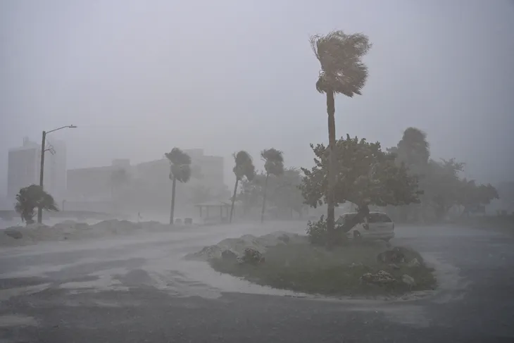 Ông Trump mời gần 300 người đến trú bão Milton tại dinh thự riêng ở Florida - Ảnh 1. Ông Trump mời gần 300 người đến trú bão Milton tại dinh thự riêng ở Florida - Ảnh 1.