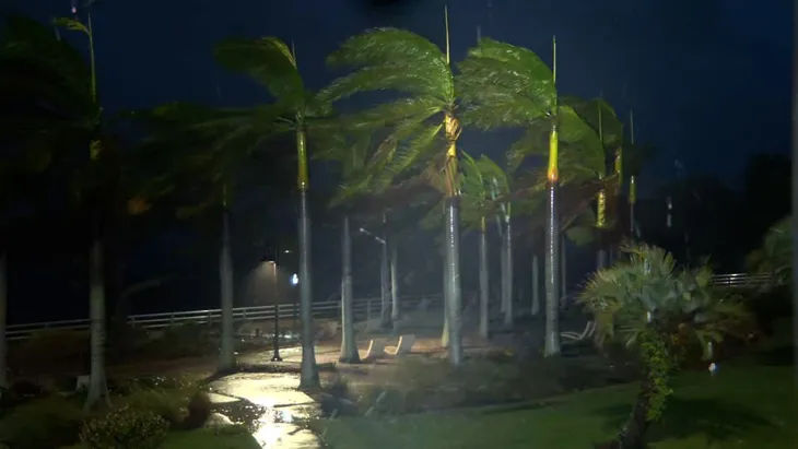 Siêu bão Milton đổ bộ Florida (Mỹ): Mưa lớn ngàn năm có một, lốc xoáy thổi bay nhà - Ảnh 2. Siêu bão Milton đổ bộ Florida (Mỹ): Mưa lớn ngàn năm có một, lốc xoáy thổi bay nhà - Ảnh 2.