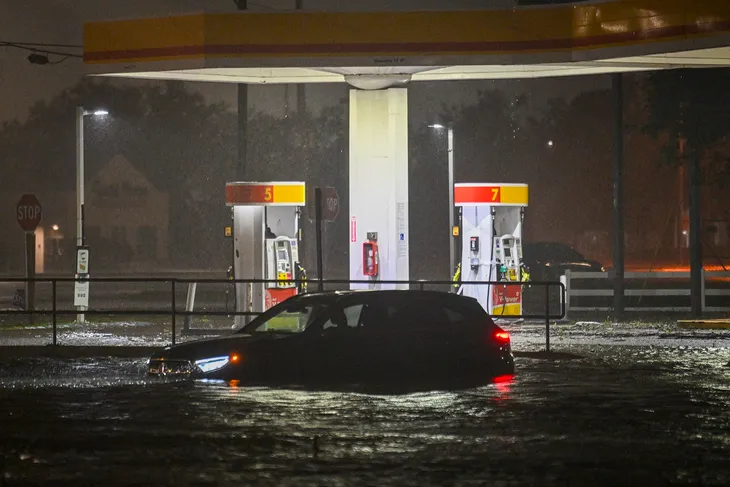 Siêu bão Milton đổ bộ Florida (Mỹ): Mưa lớn ngàn năm có một, lốc xoáy thổi bay nhà - Ảnh 4. Siêu bão Milton đổ bộ Florida (Mỹ): Mưa lớn ngàn năm có một, lốc xoáy thổi bay nhà - Ảnh 4.