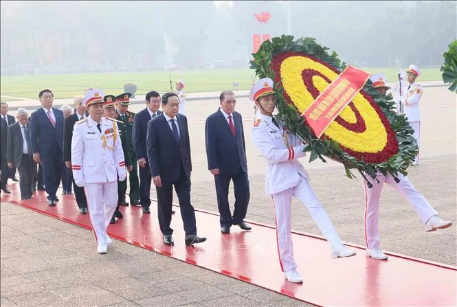Lãnh đạo Đảng, Nhà nước vào Lăng viếng Chủ tịch Hồ Chí Minh - Ảnh 2. Lãnh đạo Đảng, Nhà nước vào Lăng viếng Chủ tịch Hồ Chí Minh - Ảnh 2.