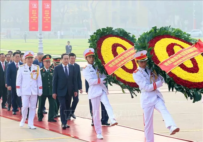 Lãnh đạo Đảng, Nhà nước vào Lăng viếng Chủ tịch Hồ Chí Minh - Ảnh 3. Lãnh đạo Đảng, Nhà nước vào Lăng viếng Chủ tịch Hồ Chí Minh - Ảnh 3.