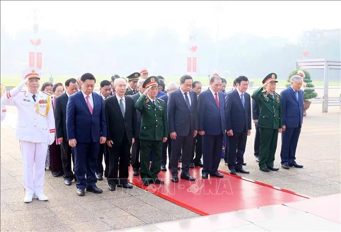 Lãnh đạo Đảng, Nhà nước vào Lăng viếng Chủ tịch Hồ Chí Minh - Ảnh 4. Lãnh đạo Đảng, Nhà nước vào Lăng viếng Chủ tịch Hồ Chí Minh - Ảnh 4.