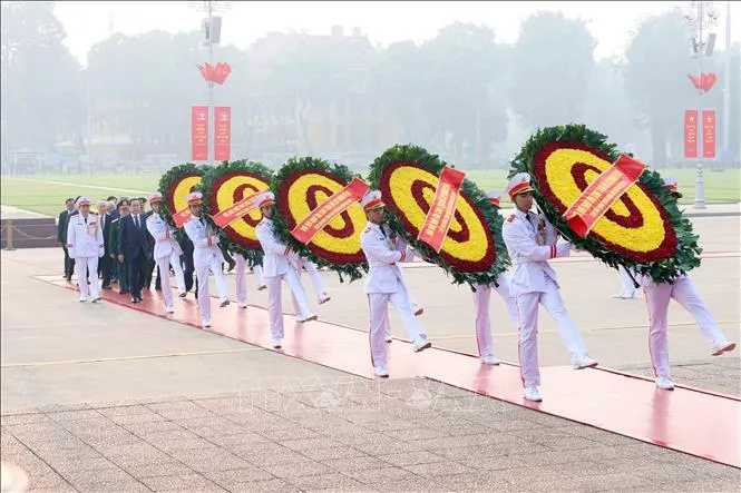 Lãnh đạo Đảng, Nhà nước vào Lăng viếng Chủ tịch Hồ Chí Minh - Ảnh 1. Lãnh đạo Đảng, Nhà nước vào Lăng viếng Chủ tịch Hồ Chí Minh - Ảnh 1.